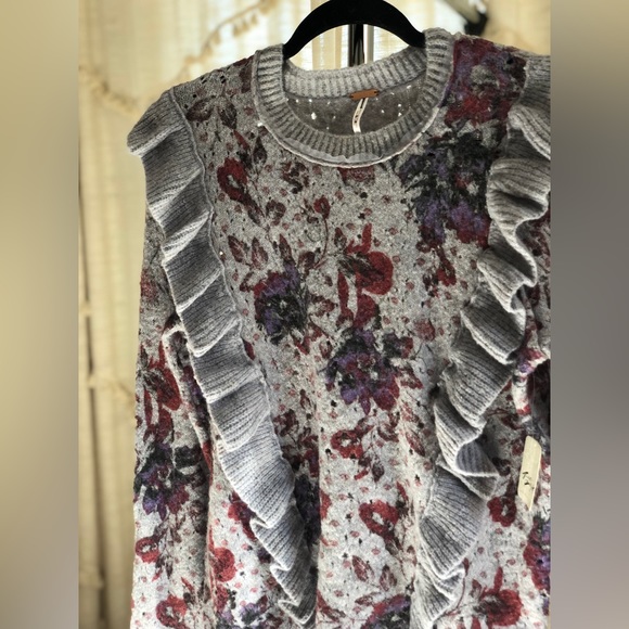 Free People ruffle floral sweater bell sleeve size L NWT - Picture 14 of 16
